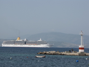 BUCHE MEER  Korfu Fischerhafen mit Kreuzfahrtschiff