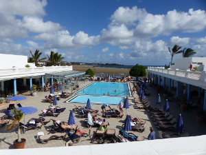 BUCHE MEER Lanzarote Las Costas Blick über Pool auf Strand