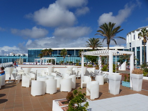 BUCHE MEER Lanzarote Hotel Sandos Papagayos Terrasse Poolbar