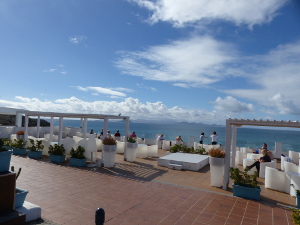 BUCHE MEER Lanzarote Hotel Sandos Papagayos Terrasse Poolbar - Blick Fuerteventura