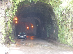 BUCHE MEER Madeira Tunnel an Küstenstraße