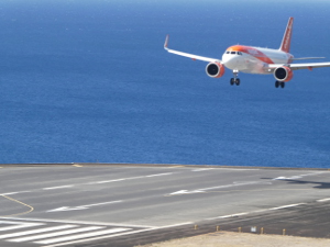 BUCHE MEER Madeira Airbus A320 Landung Madeira