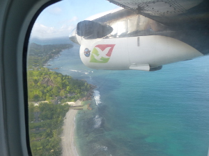 BUCHE MEER Seychellen Anflug Praslin mit Air Seychelles