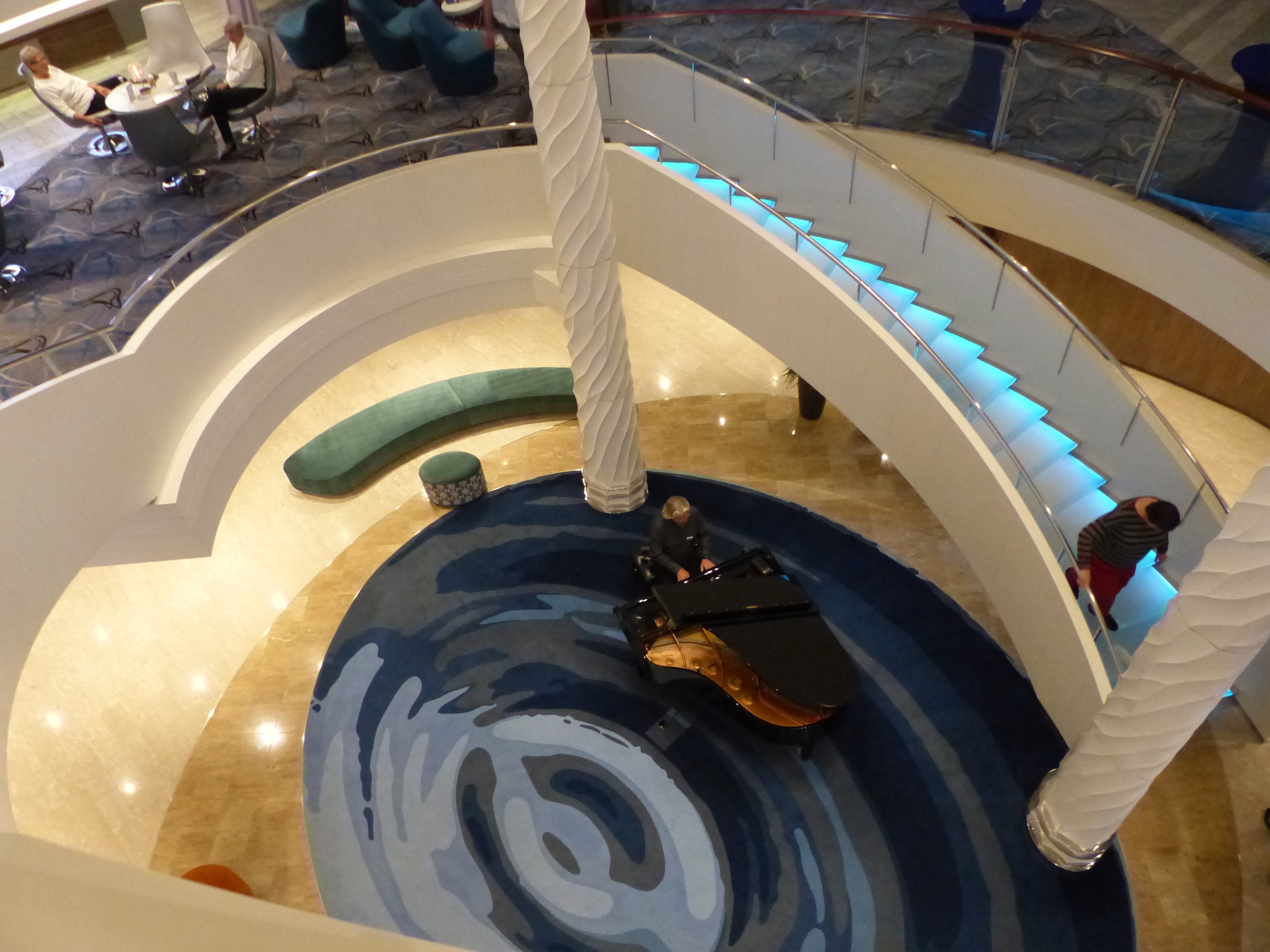 BUCHE MEER Mein Schiff 3 Norwegen Atrium