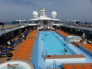 BUCHE MEER Mein Schiff 3 Norwegen Pooldeck mit 25-Meter-Pool