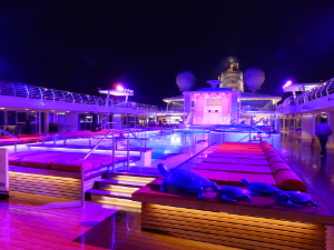 BUCHE MEER Mein Schiff 3 Pooldeck bei Nacht